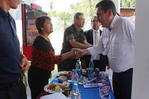 Gobernadora Claudia Patricia Estrada saluda al diputado de Líder, Roberto Villate. (Foto Prensa Libre: Danilo López)