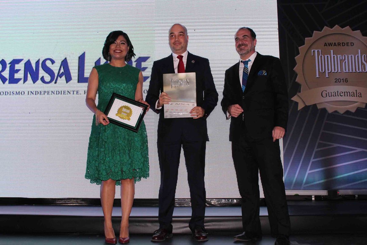 Carol Márquez, country manager de Grupo Cerca Guatemala; Alexander Chang, gerente de Mercadeo de Prensa Libre, y Daniel Panedas, vicepresidente de Grupo Cerca, durante la entrega del reconocimiento. (Foto Prensa Libre: Pedro Barrera)