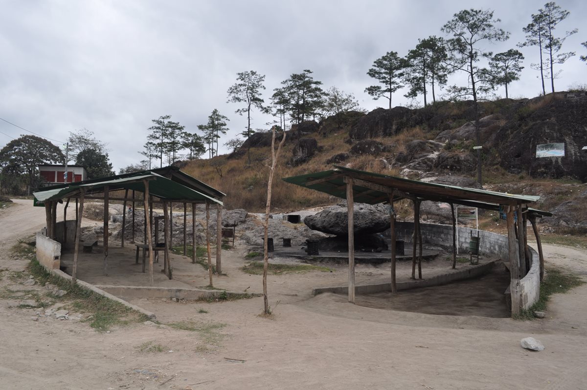 Piedra de los Compadres, sitio turístico, donde fue cometido el doble crimen. (Foto Prensa Libre: Edwin Paxtor)