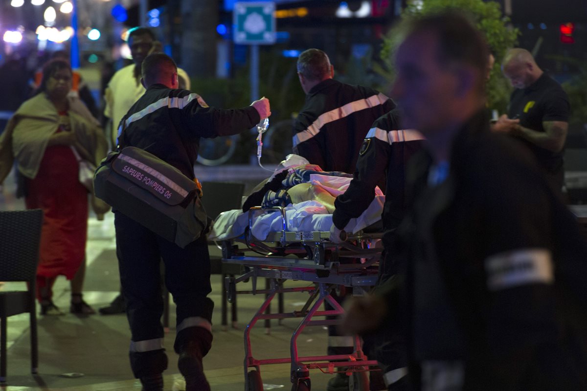 Rescatistas trasladan a los heridos lugeo de que un camión causó una tragedia en Niza. (Foto Prensa Libre: EFE).