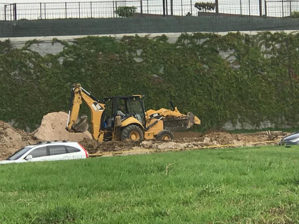 Retroexcavadora efectúa movimiento de tierra en el área en que se construirá el carril auxiliar de viraje continuo hacia Lo de Fuentes. (Foto Prensa Libre: Cortesía)