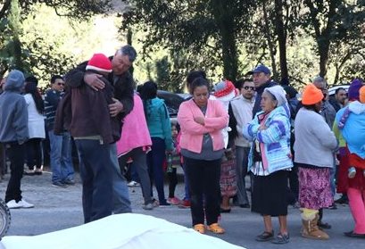 Familiares lamentan lo sucedido con el maestro, quien se dirigía a impartir clases a una escuela de Tejutla. (Foto Prensa Libre: Whitmer Barrera)