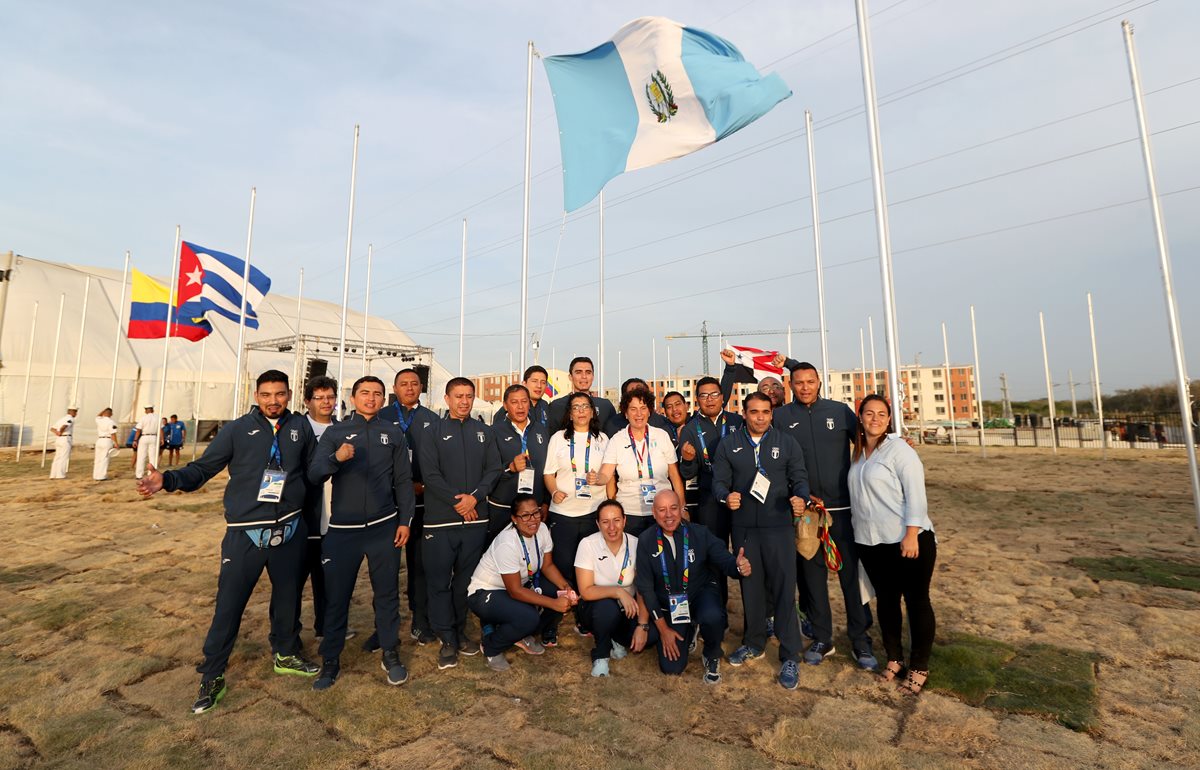 La bandera de Guatemala fue izada este martes en la Villa Centroamericana y del Caribe. (Foto Prensa Libre: Enviado especial Carlos Vicente)