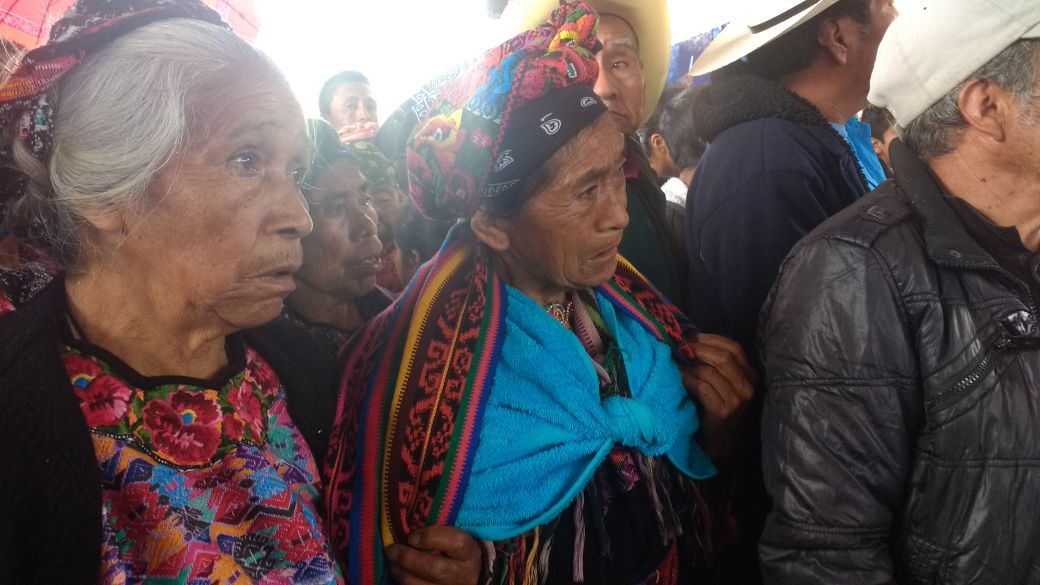 Varias personas han hecho un largo viaje para acompañar a los familiares de Claudia Gómez.