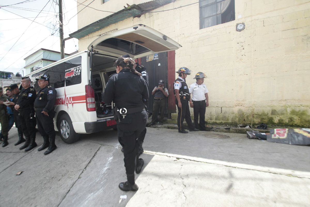 Escena del crimen donde murió Erick Enrique López Muralles, en la colonia Renacimiento, zona 18. (Foto Prensa Libre: Erick Ávila)