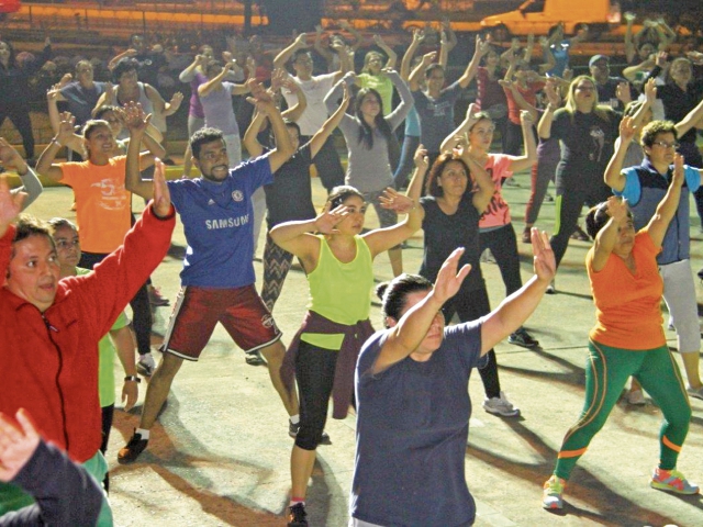 Algunas municipalidades organizan clases gratuitas de zumba, baile, taichí y futbol, además de que pone a disposición de los vecinos diversos espacios: parques, áreas verdes y maquinaria en gimnasios al aire libre, para ejercitarse, con el apoyo de oenegés. (Foto Prensa Libre: cortesía Municipalidad de Guatemala)