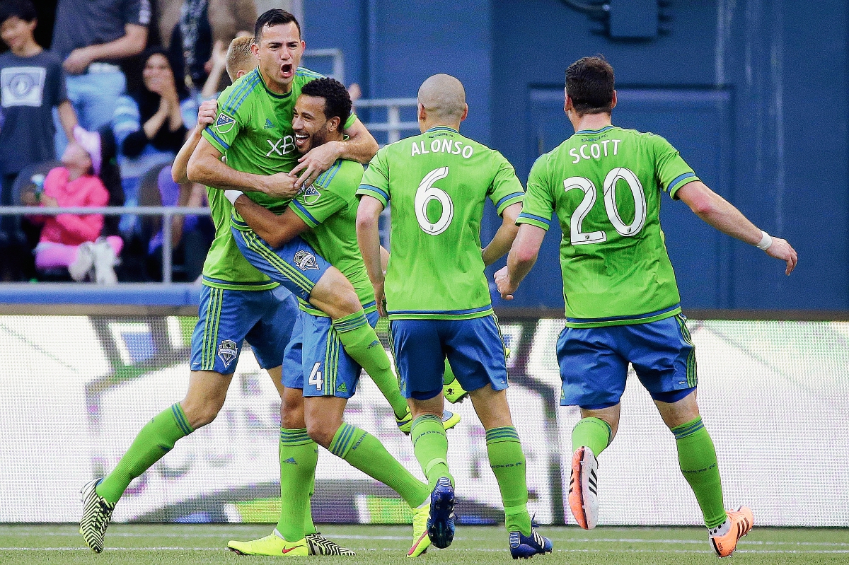 Marco Pappa, celebra el gol de la victoria junto a sus compañeros de equipo. (Foto Prensa Libre: AP)