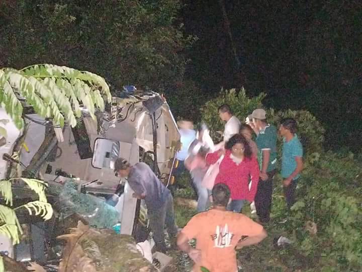 Vecinos del lugar ayudaron a los heridos para que salieran del bus.(Foto Prensa Libre: cortesía)