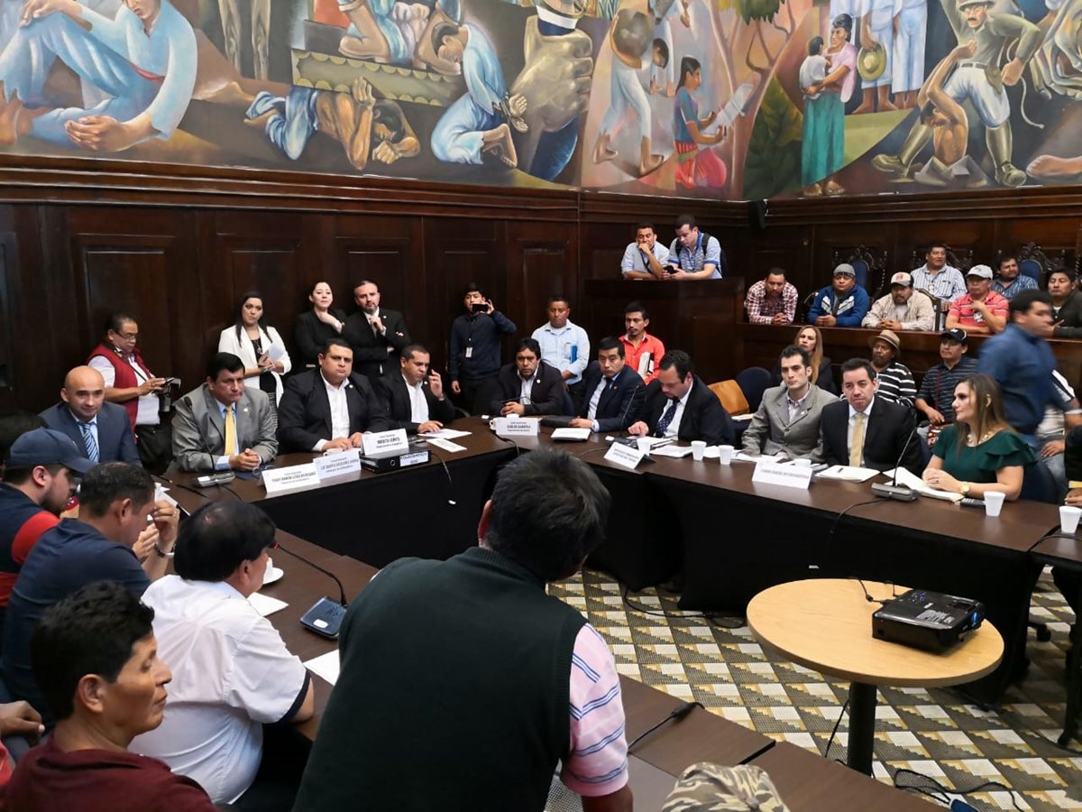 Diputados distritales de Quiché sostienen una reunión con pobladores de ese departamento. (Foto Prensa Libre: Carlos Álvarez)