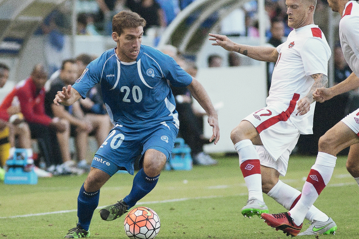 El jugador del equipo salvadoreño de fútbol Pablo Punyed (i) disputa el balón contra el jugador canadiense Marcel De Jong (d) (Foto Prensa Libre: EFE)