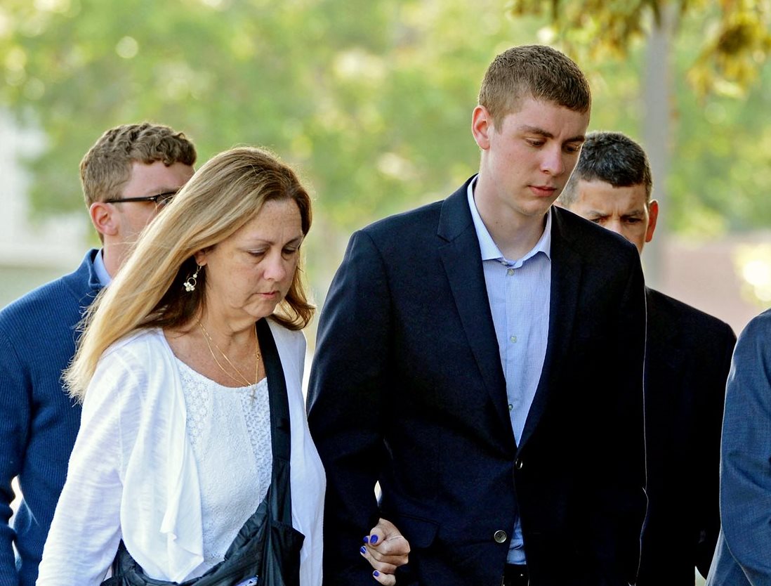 Brock Turner, derecha, durante su arribo a una comparecencia judicial en la corte de Santa Clara California. (Foto Prensa Libre: AP).