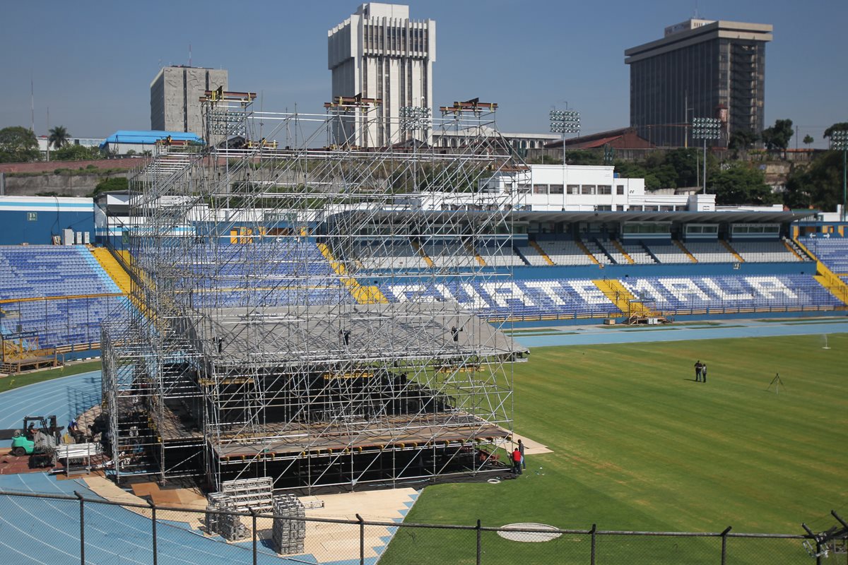 El montaje del escenario en el Mateo Flores comenzó el domingo. (Foto Prensa Libre Esbin García)