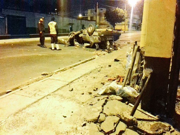 En la Avenida Petapa y 24 calle de la zona 12 capitalina un accidente dejó una persona muerta y bloqueó la entrada a la capital. (Foto Prensa Libre: Twitter @SantosDalia)