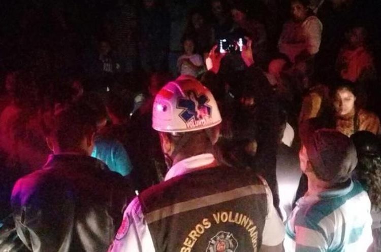 Vecinos se reúnen en el lugar donde fueron entregadas las niñas a sus familiares. (Foto Prensa Libre: Hemeroteca PL).