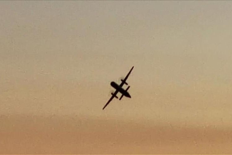 Imagen del avión de pasajeros vacío, robado del aeropuerto de Seattle, EE.UU. (Foto Prensa Libre: AFP)