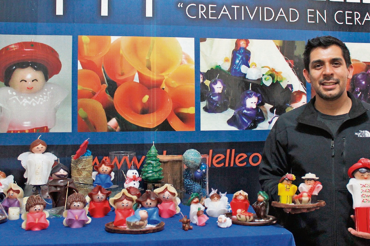 El trabajo es hecho a mano, no hay moldes para realizar el diseño, actualmente la empresa está participando en la exposición de “100 pesebres”, en Roma. (Foto Prensa Libre: Sandra Vi)