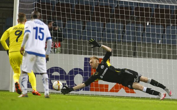 Roberto Soldado (i) del Villarreal vence la resistencia del portero del Dinamo Minsk, Sergei Ignatovich. (Foto Prensa Libre: AP)