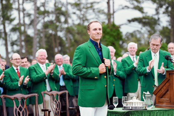 Jordan Spieth porta el saco verde que lo identifica como el campeón de Augusta. (Foto Prensa Libre: AFP)