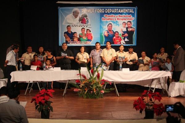 Grupo de personas que participaron en foro departamental sobre valores.