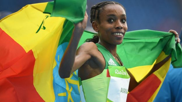 Almaz Ayana ganó la medalla de oro de los 10.000 metros planos en Río 2016 bajando en 14 segundos el récord de la distancia. (Getty)