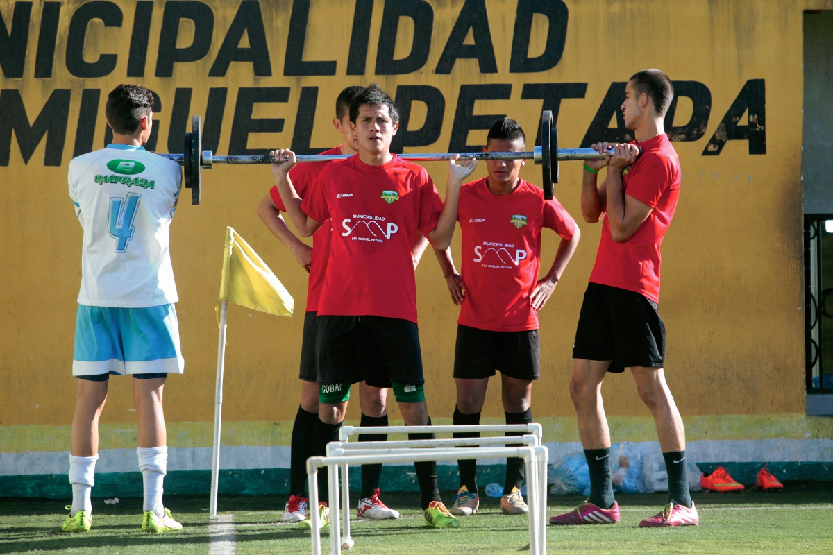 El equipo loro, ya piensa en recibir al equipo escarlata. (Foto Prensa Libre: Marcela Morales)