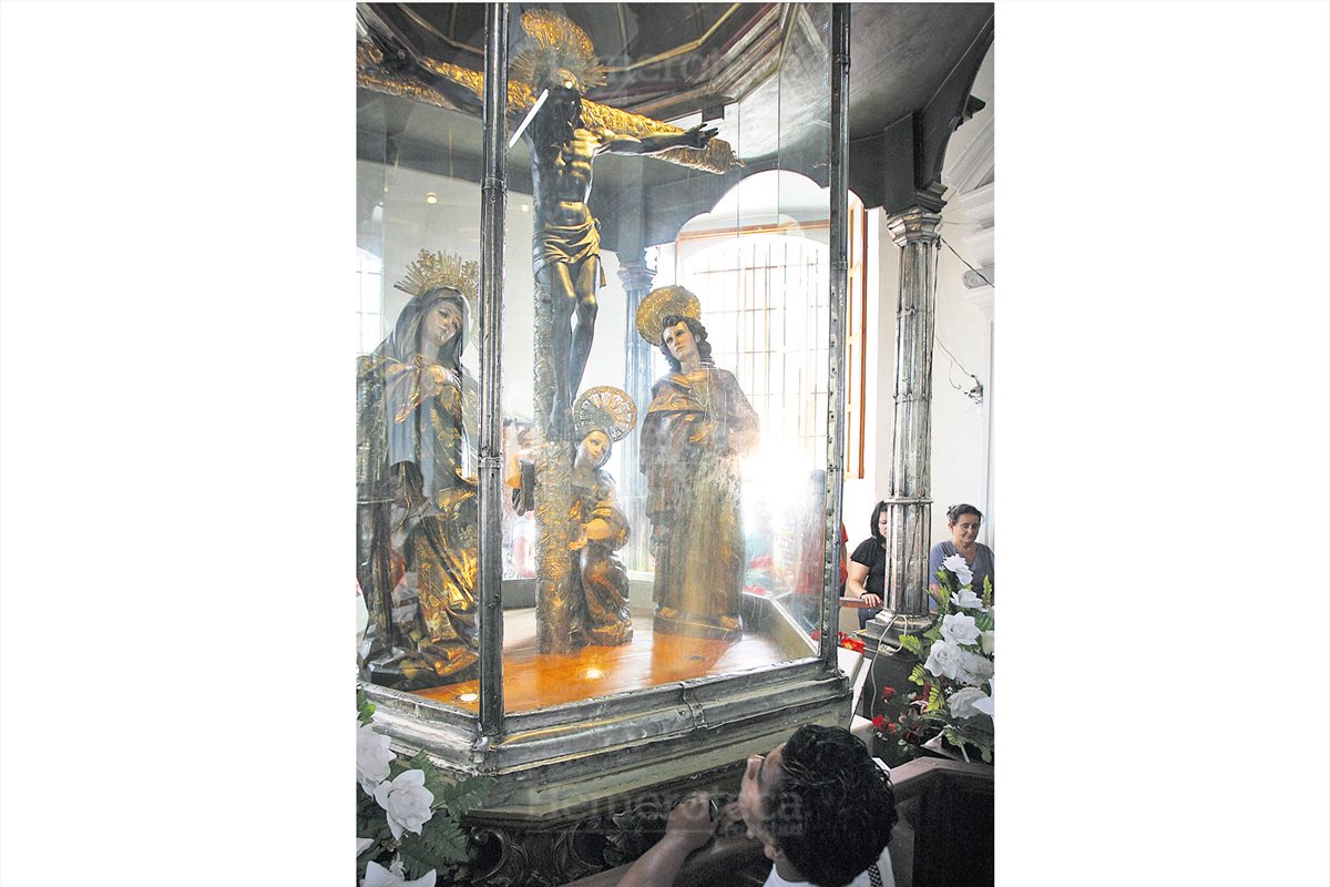 Miles de fieles católicos llegaron para celebrar los 250 años  de la Basílica de Esquipulas. 10/1/2009. (Foto: Hemeroteca PL)