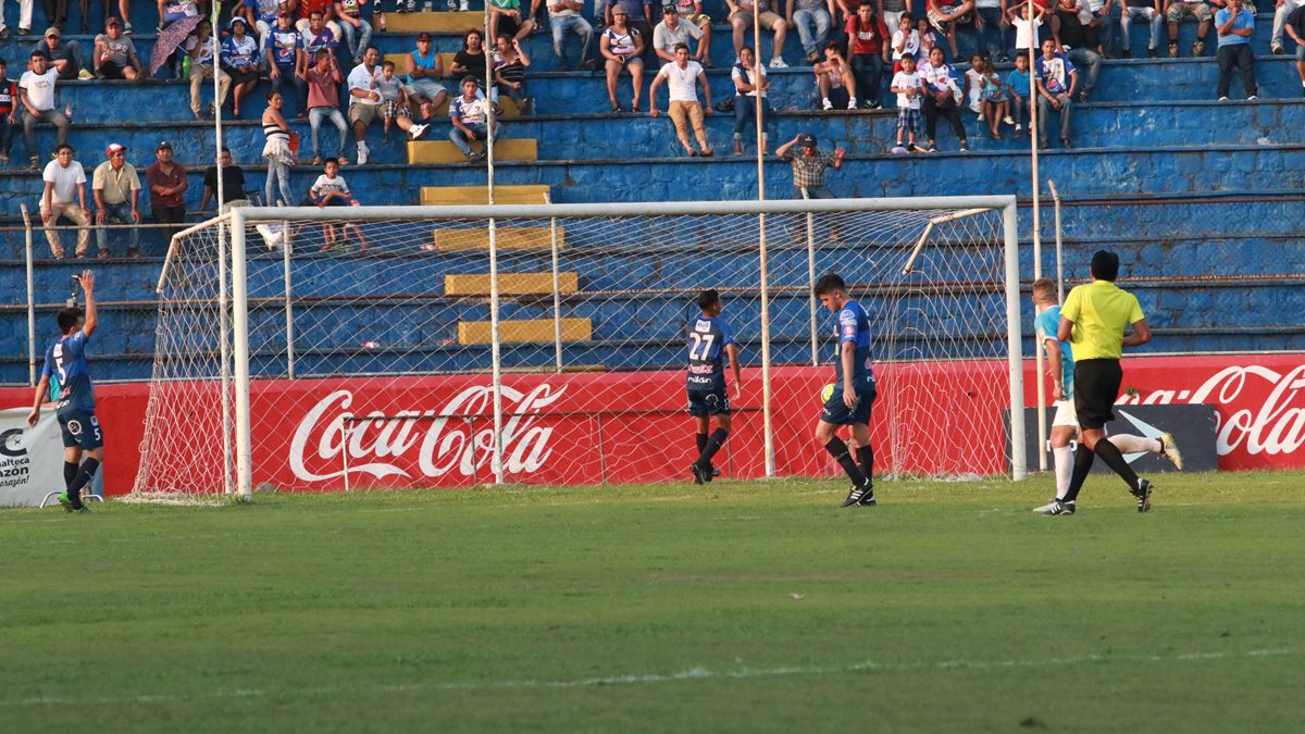 Los jugadores de Suchitepéquez muestran su decepción luego de una anotación de Sololá. (Foto Prensa Libre: Cristian Soto)