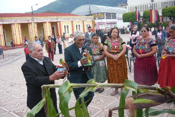 DOS mazorcas, adornadas como imágenes religiosas,  simbolizan las buenas cosechas.