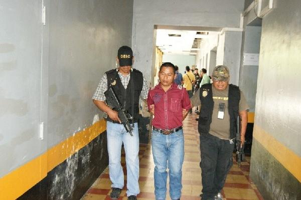 Investigadores de la PNC trasladan a Ramírez.
