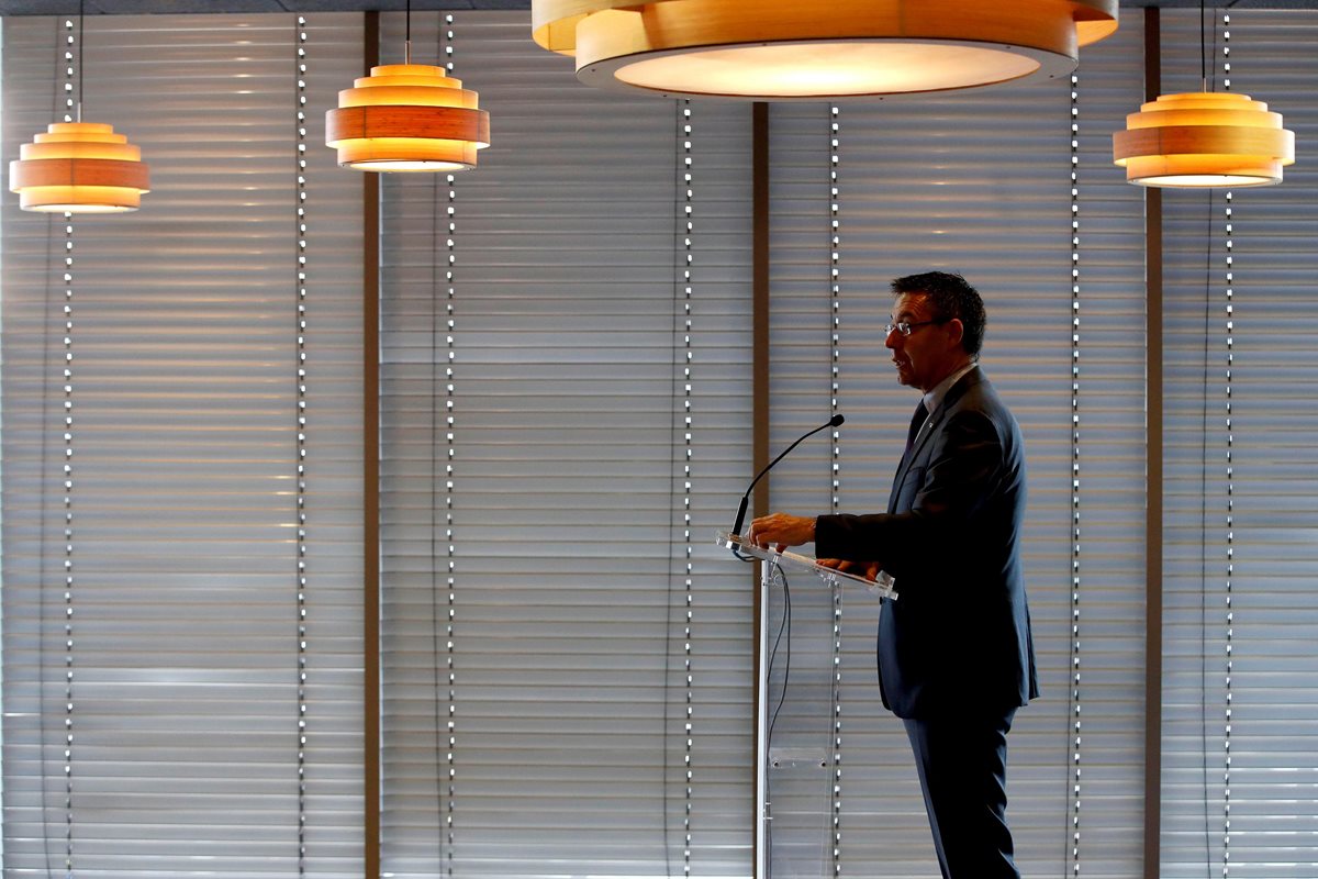 Bartomeu dando su discurso este jueves durante la tradicional comida de Navidad del club azulgrana. (Foto Prensa Libre: EFE)