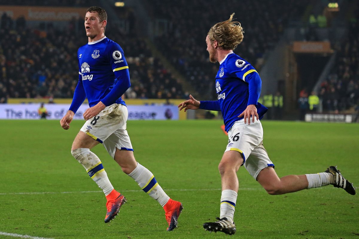 Ross Barkley (izquierda) festeja después de haber anotado el gol del empate del Everton. (Foto Prensa Libre: AFP).