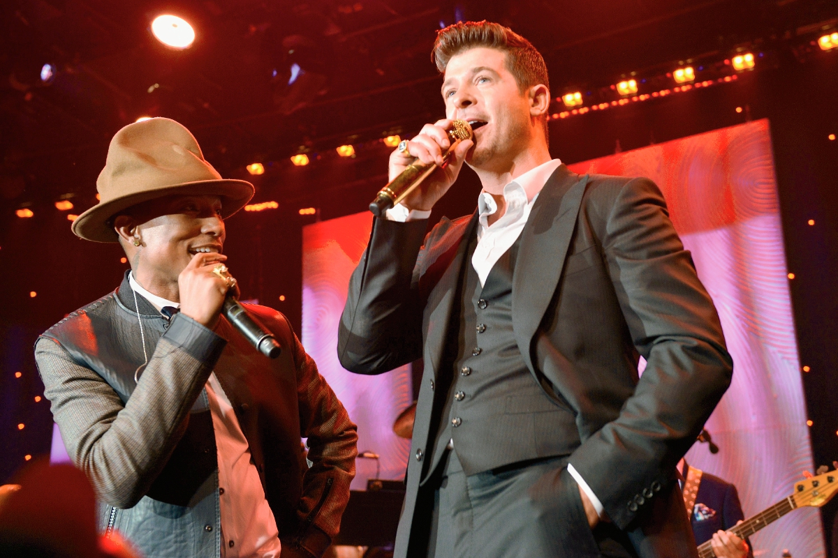 Pharrell Williams y Robin Thicke durante la 56 edición de los Premios Grammy. (Foto Prensa Libre: AFP)