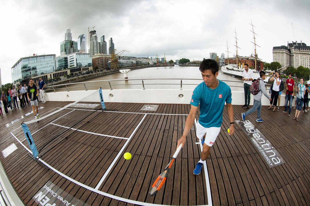 Nishikori y Ferrer jugaron tenis por unos minutos en una cancha colgante. (Foto Prensa Libre: AFP).