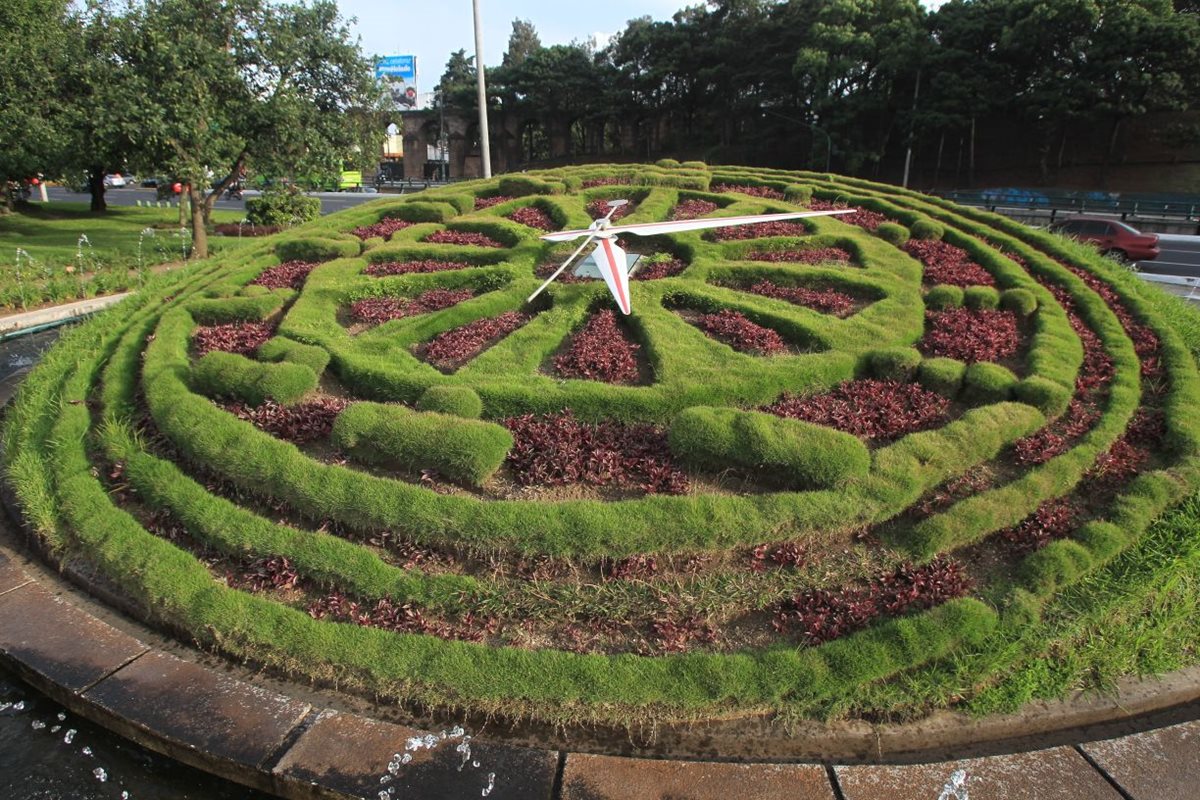 Las agujas del Reloj de Flores se detienen con frecuencia debido a fallas mecánicas del regulador. (Foto Prensa Libre: Esbin García)