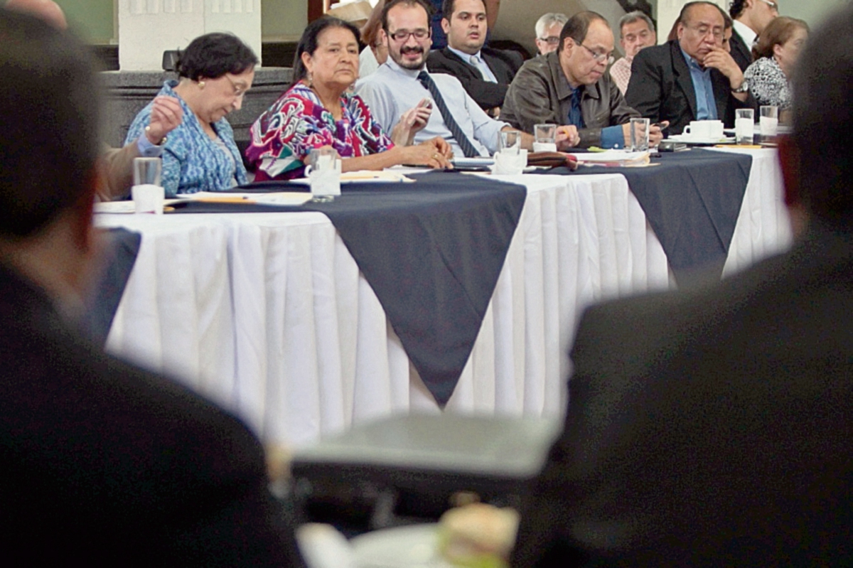 LA REUNIÓN en el Paraninfo Universitario cuenta con una masiva participación de la sociedad.