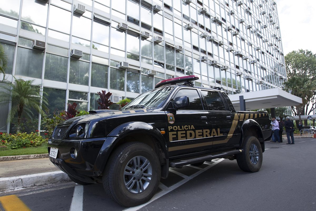 Policía permanece frente al Ministerio de Agricultura, sacudido por operación que desbarató una mafia. (Foto Prensa Libre: EFE)