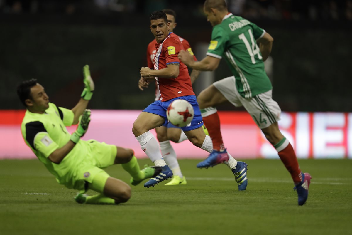 Javier Hernández vence a Keylor Navas a los siete minutos de juego.