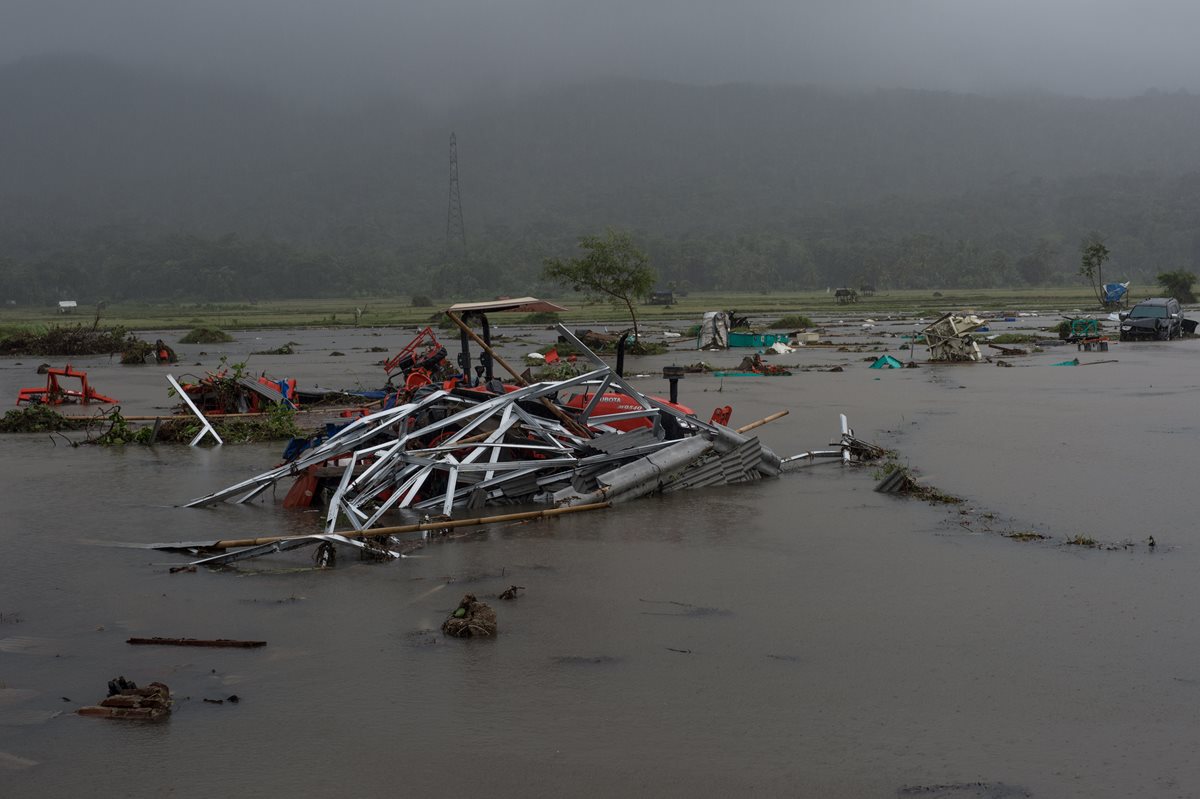 Vehículos permanecen en medio de los escombros luego de que un tsunami alcanzara el Estrecho de la Sonda, en Pandeglang, provincia de Bantén, Indonesia.