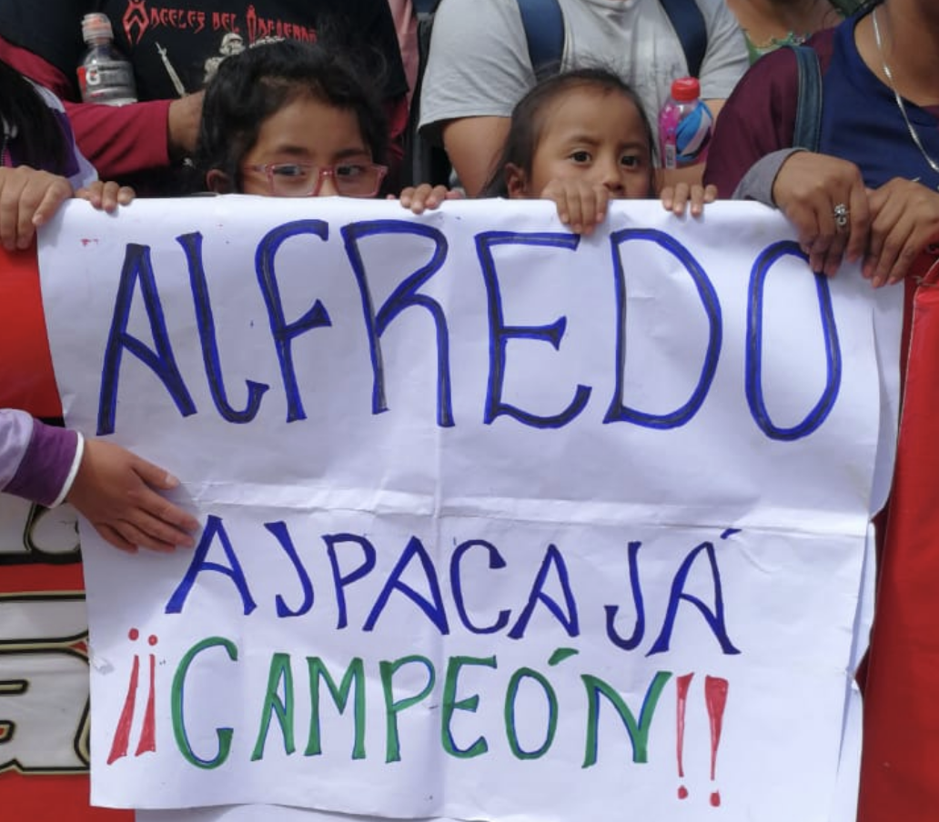 El apoyo para Alfredo Ajpacajá fue incondicional en Totonicapán. (Foto Prensa Libre: Carlos Vicente)