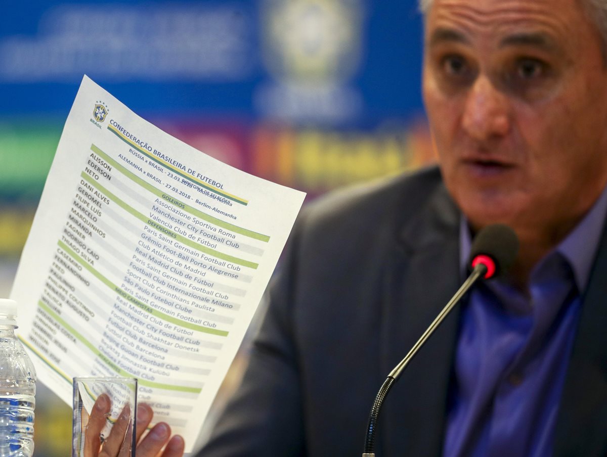 El seleccionador de Brasil, Adenor Leonardo Bachi "Tite" hace referencia de los convocados para los amistosos frente a Rusia y Alemania. (Foto Prensa Libre: EFE)