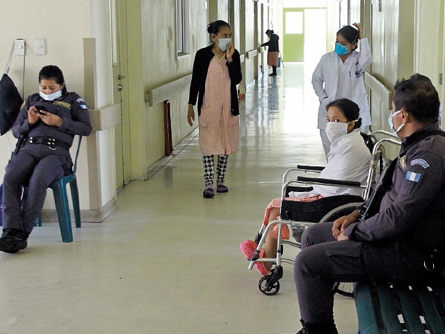 Sindicato del hospital San Vicente aseguró que el centro no cuenta con personal especializado para resguardar esa instalación, la seguridad penitenciaria es poca y no hay insumos para atender emergencias. (Foto Prensa Libre: Álvaro Interiano)