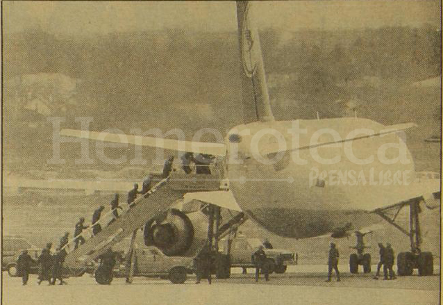 Agentes de la SWAT estadounidense ingresan al avión secuestrado en Nueva York. (Foto: Hemeroteca PL)