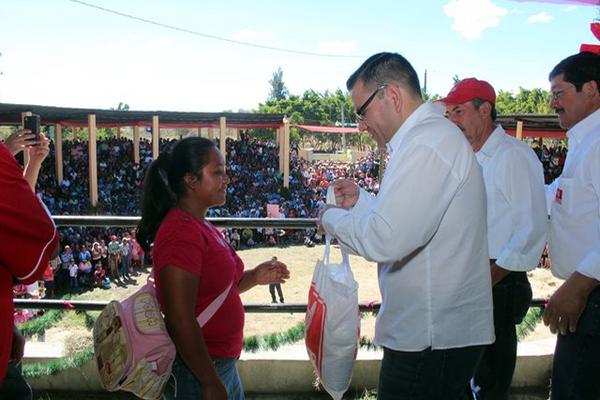 Manuel Baldizón, candidato presidencial de Líder, entregó bolsas con alimentos en San Pedro Pinula, Jalapa. (Foto Prensa Libre: Hugo Oliva)<br _mce_bogus="1"/>