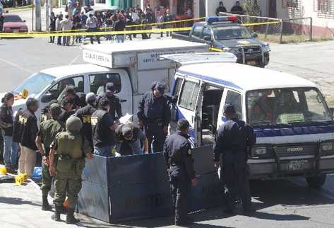 Fiscales del MP  revisan el área donde murieron los dos guardias, en la zona 18, en ataque a balazos.