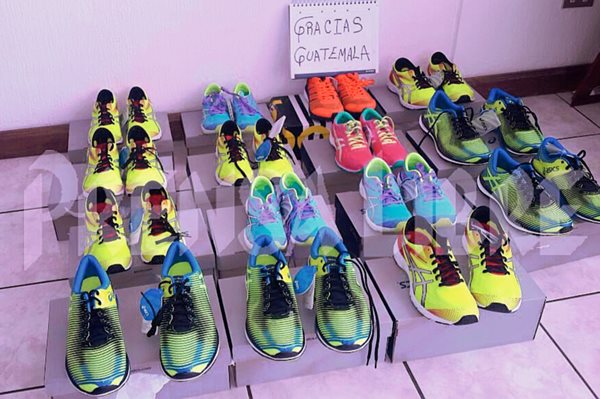 Estos son los tenis que Érick Barrondo compró con el dinero donado por los guatemaltecos. (Foto Prensa Libre: Cortesía Érick Barrondo).