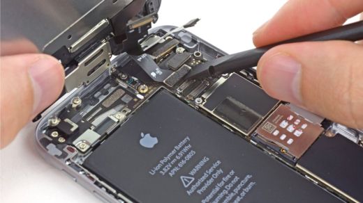 Apple dijo que ralentiza los teléfonos para contrarrestar problemas con la batería. Foto IFixit