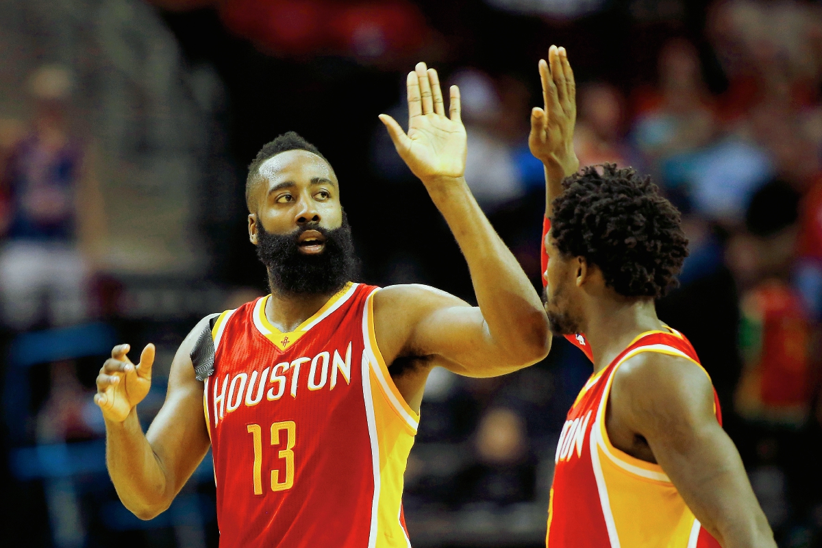 James Harden festeja con Patrick Beverley luego de encestar en el partido de anoche. (Foto Prensa Libre: AFP)