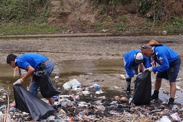 Un grupo de scouts recoge basura a la orilla del riachuelo en Zacapa. (Foto Prensa Libre: Julio Vargas)