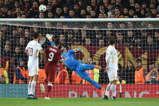 El guardameta Alisson se lamenta luego que Salah abre la cuenta para el Liverpool. (Foto Prensa Libre: AFP)