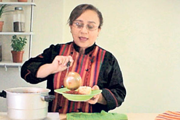 La Chef Carina de Sandoval prepara un nutritivo y delicioso platillo de frijoles colorados con arroz. (Foto Prensa Libre: Byron Aragón)